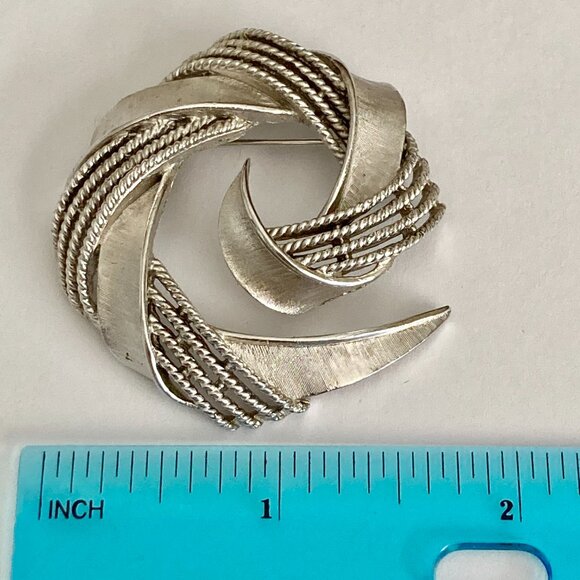 Vintage Crown Trifari Swirl Cable Circle Pin Brooch Silver Tone MCM Textured - Picture 11 of 12